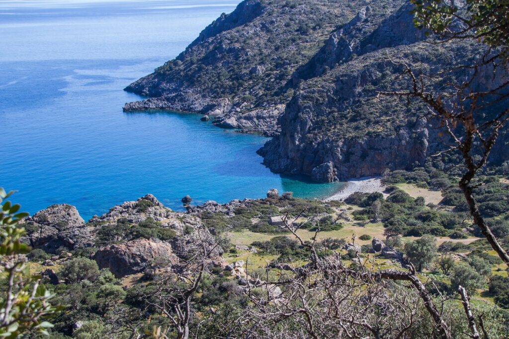Paysage en Crète avec des montagnes se jetant dans la mer