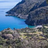 Paysage en Crète avec des montagnes se jetant dans la mer