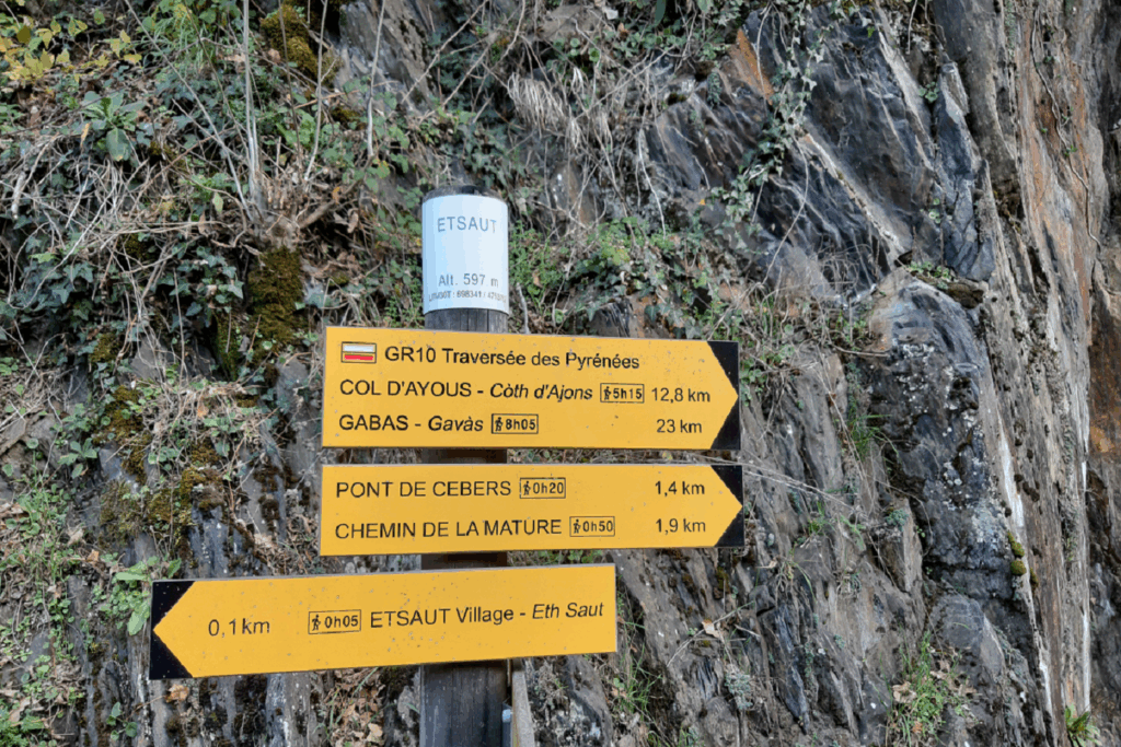 Panneau de montagne signalisant les itinéraires disponibles au cours d'une randonnée du GR10 entre Lescun et Cauteret