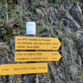 Panneau de montagne signalisant les itinéraires disponibles au cours d'une randonnée du GR10 entre Lescun et Cauteret