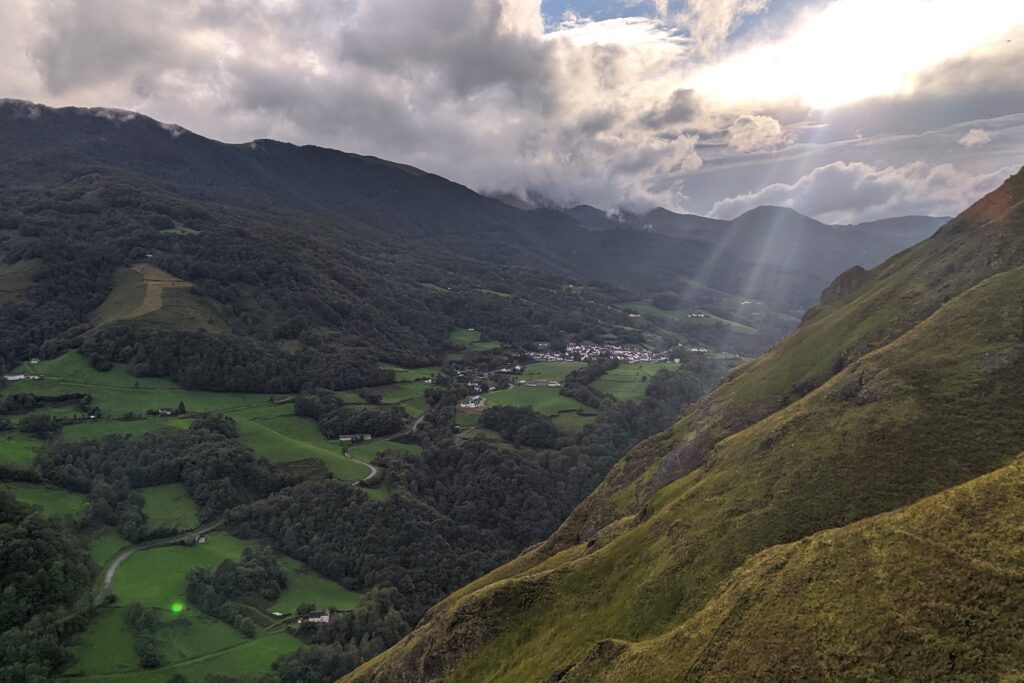 Paysage montagnard du Pays Basque avec des éclaircies dues à la période estivale