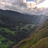 Paysage montagnard du Pays Basque avec des éclaircies dues à la période estivale