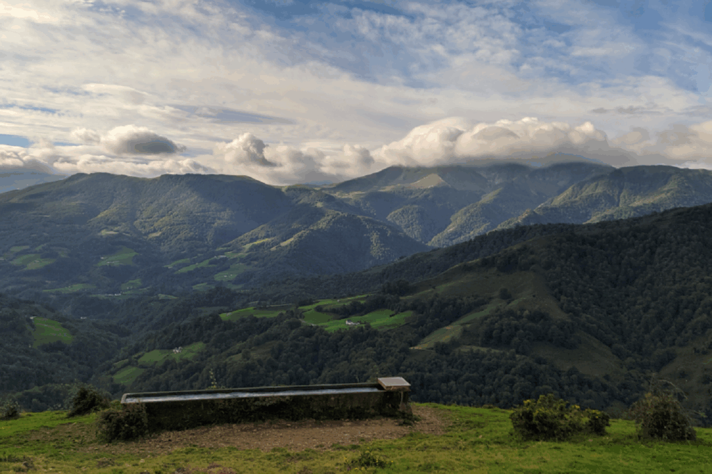 Paysage estival de montagne avec un point de vue de sommets depuis les sentiers du GR10 lors de la première étape entre Hendaye et Saint Jean pied de port