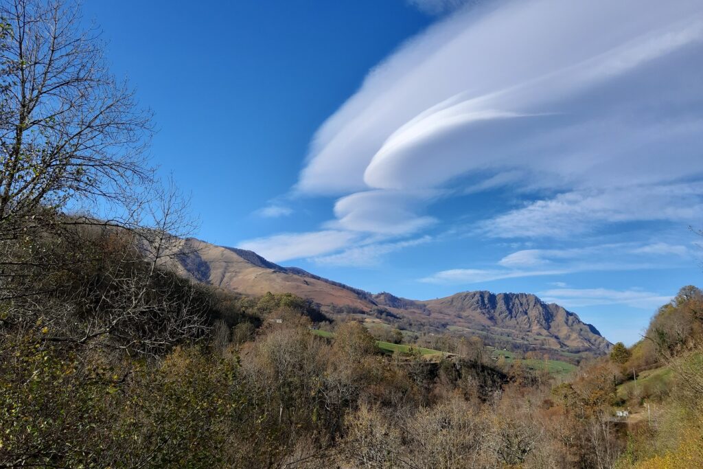 Paysage de montagne comprenant des arbres et des sommets. avec quelques des nuages