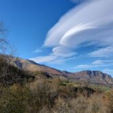 Paysage de montagne comprenant des arbres et des sommets. avec quelques des nuages