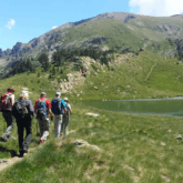 Groupe de randonneurs sur un sentier se dirigeant vers un lac de montagne entre Cauterets et Luchon