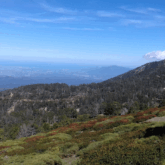 Paysage de montagne avec une vue sur différents vallons boisés