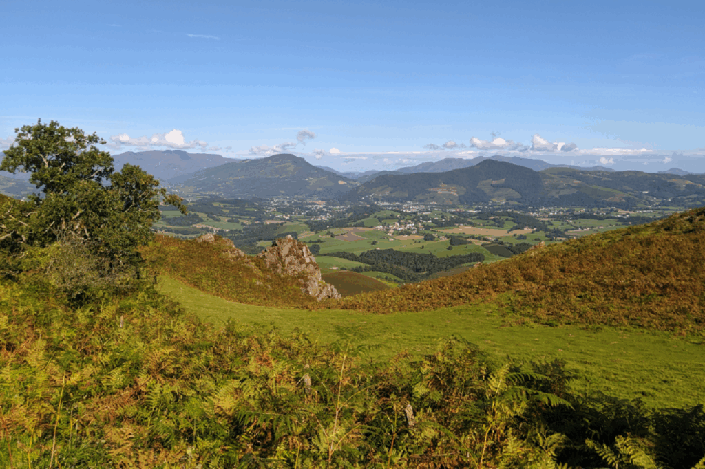 paysage estival avec en contrebas une vallée et en contre-haut des paysages verts dus au temps estival
