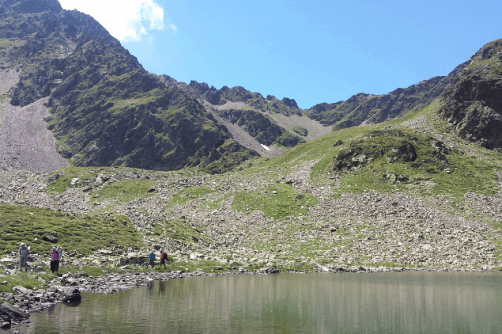 Paysage montagne entre Cauterets et Bagnères-de-Luchon, avec au premier plan un lac de montagne et au plus loin des sommets