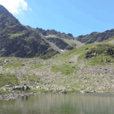 Paysage montagne entre Cauterets et Bagnères-de-Luchon, avec au premier plan un lac de montagne et au plus loin des sommets