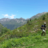 Groupe de randonneurs sur un sentier de montagne encadré d'un paysage estival entre Cauterets et Bagneres-de-Luchon lors de l'étape 4 du GR10