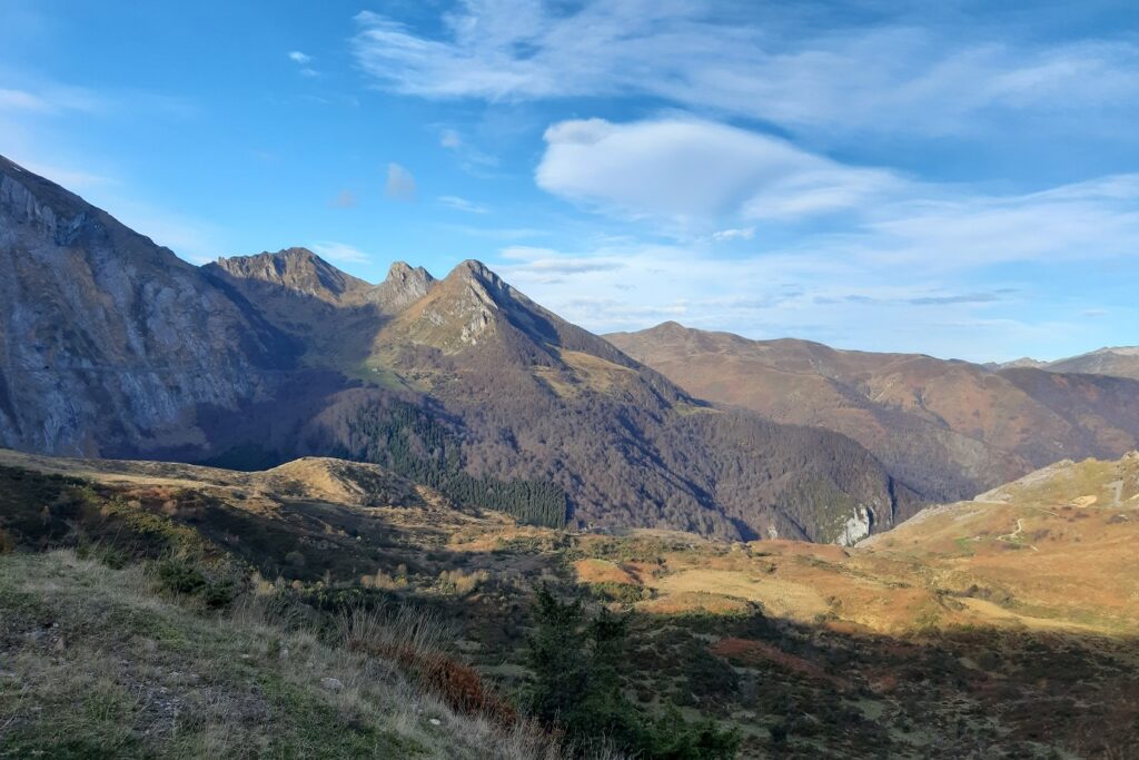 Paysage de montagne avec des sommets en fond et des roches