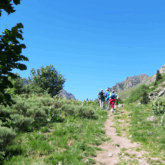 Groupe de randonneurs sur un sentier du GR10 au cours de l'étape 5 entre Bagnères-de-Luchon et Aullus-les-Bains