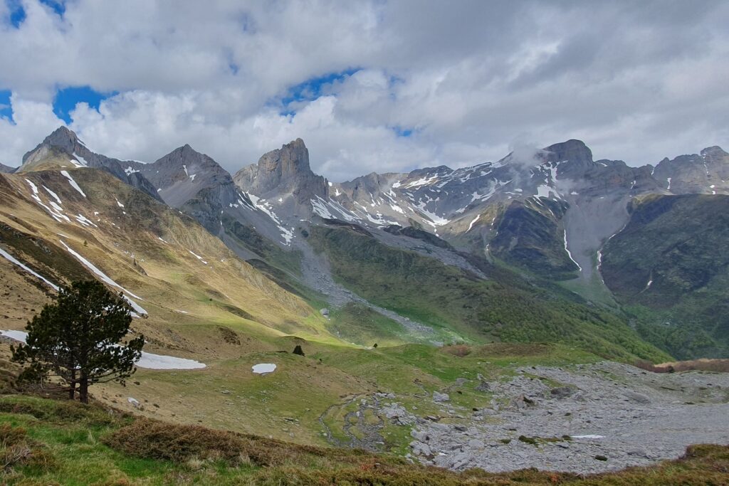 Paysage de montagne avec un groupe sur un sentier de la haute randonnée pyrénéenne entre le pic du Midi d'ossau et le Vignemale