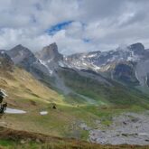 Paysage de montagne avec un groupe sur un sentier de la haute randonnée pyrénéenne entre le pic du Midi d'ossau et le Vignemale