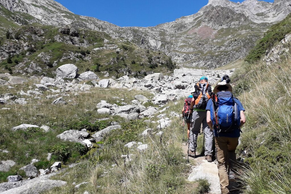 Groupe de randonneurs sur un chemin avec leur guide entre l'Aneto et le pic d'Estats