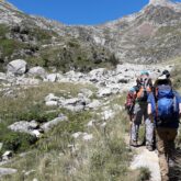 Groupe de randonneurs sur un chemin avec leur guide entre l'Aneto et le pic d'Estats