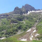 Paysage de montagne contenant une montagne avec de la neige au pied de cette dernière