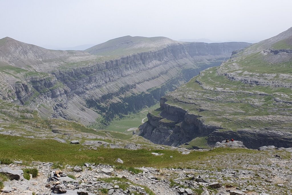 Paysage de montagne sur la haute randonnée pyrénéenne entre le Vignemale et les Posets