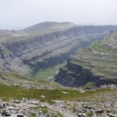 Paysage de montagne sur la haute randonnée pyrénéenne entre le Vignemale et les Posets