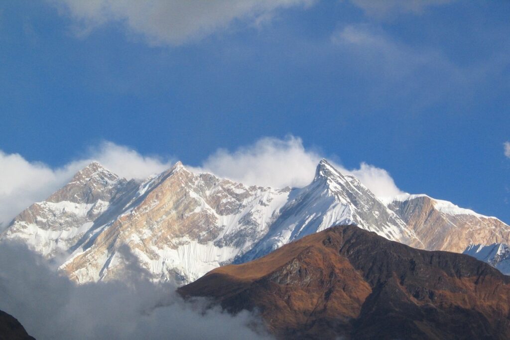 Paysage de montagne avec ses sommets enneigés sur le massif de l'Anapurna