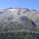 Paysage de montagne avec un sommet de moins en moins habité par la végétation