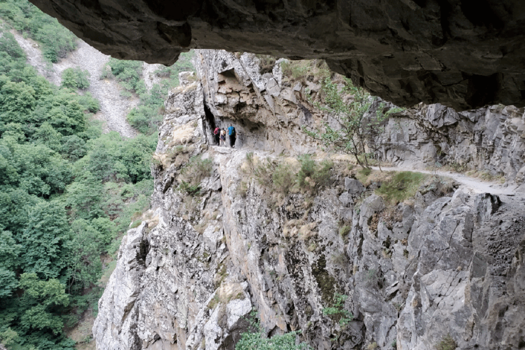 Groupe de randonneurs sur un sentier du GR10 entre Aullus les bains et Ax-les-Thermes