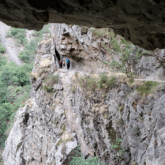 Groupe de randonneurs sur un sentier du GR10 entre Aullus les bains et Ax-les-Thermes