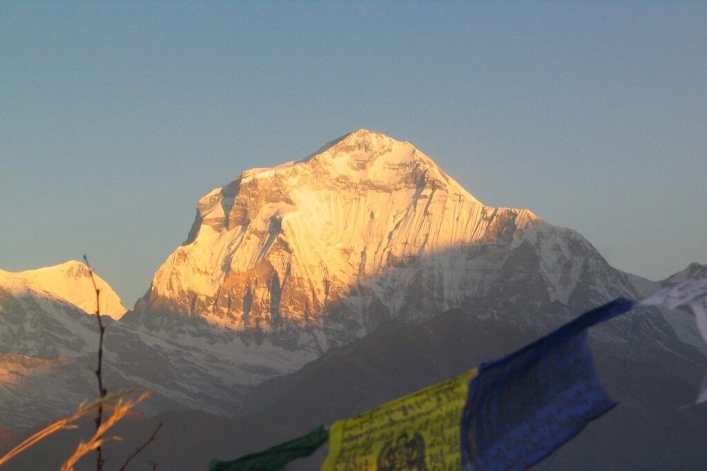 Montagne éclairée par le coucher de soleil dans les Annapurnas