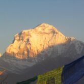 Montagne éclairée par le coucher de soleil dans les Annapurnas