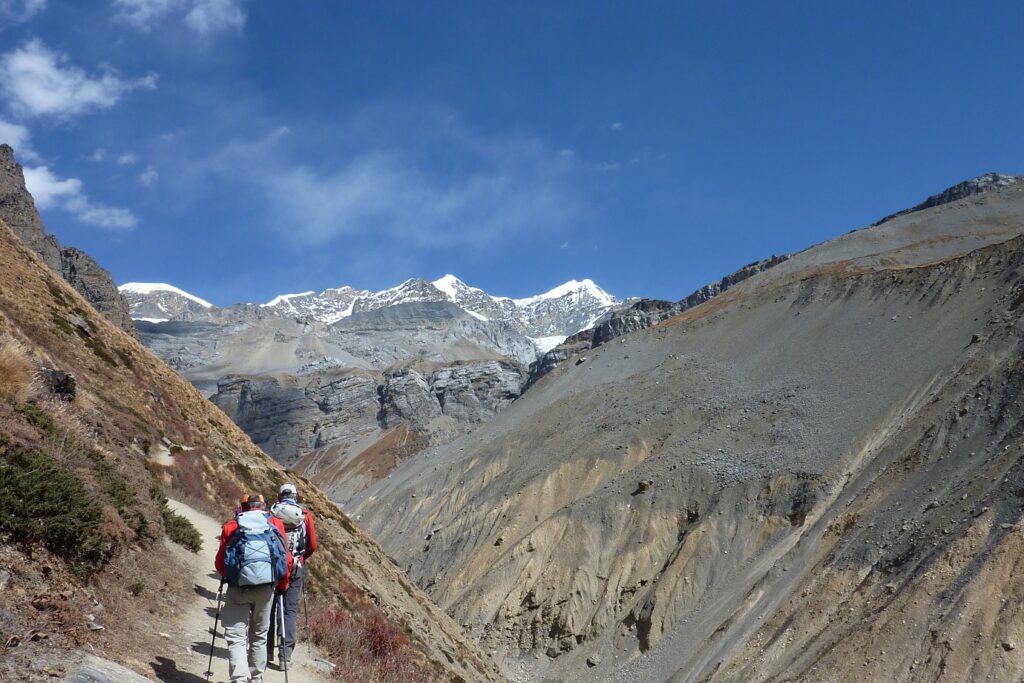 Groupe de randonneurs sur un sentier de randonnée avec leur guide lors de la découverte des balcons des Annapurnas
