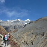 Groupe de randonneurs sur un sentier de randonnée avec leur guide lors de la découverte des balcons des Annapurnas