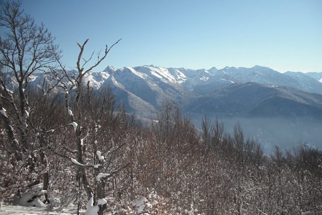 Paysage de montagnes enneigées dans les Pyrénées en hiver