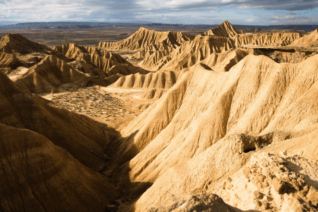 Paysage dans le désert des Bardenas éclairé par le soleil, paysage désertique