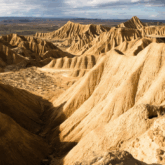 Paysage dans le désert des Bardenas éclairé par le soleil, paysage désertique