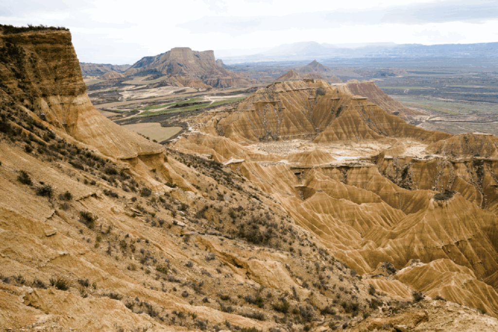 Paysage dans les Bardenas caractérisé par l'aspect désertique du paysage observé au cours de randonnées avec un guide dans les Bardenas