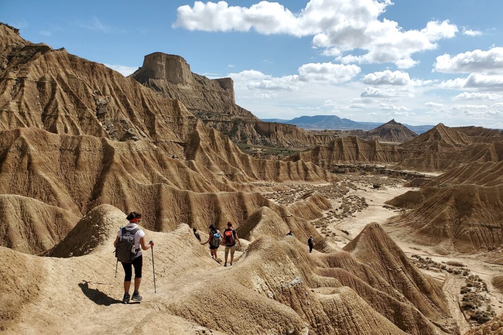 Groupe de randonneurs sur un sentier à travers le paysage des Bardenas
