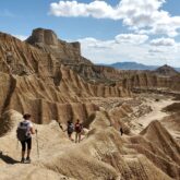 Groupe de randonneurs sur un sentier à travers le paysage des Bardenas