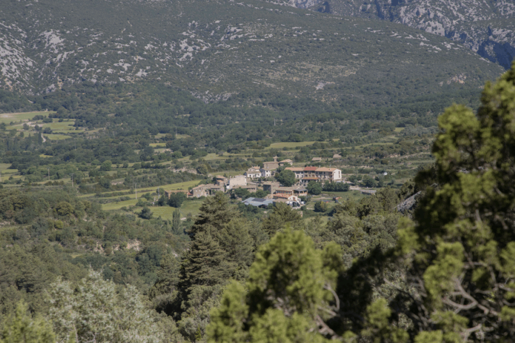 Point de vue d'un village de Sierra de Guara en contrebas