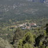 Point de vue d'un village de Sierra de Guara en contrebas
