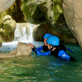 deux personnes qui se déplacent dans l'eau au cours d'une journée de canyoning