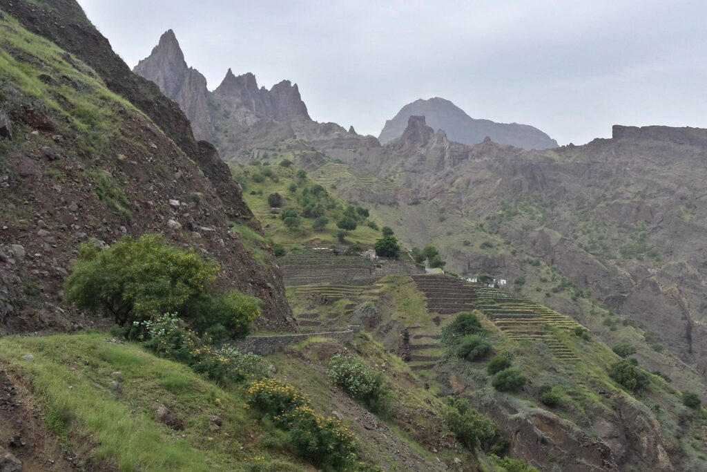 Paysage montagnard avec des sommets et de la végétation, au Cap-Vert