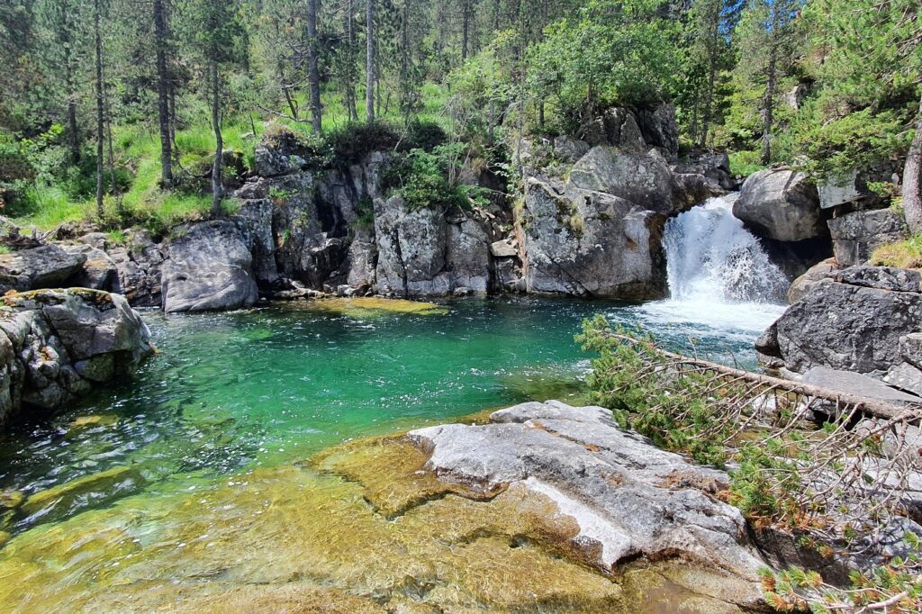 Paysage de montagne avec une cascade et un petit lac de montagne