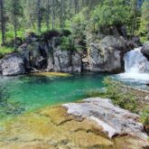 Paysage de montagne avec une cascade et un petit lac de montagne