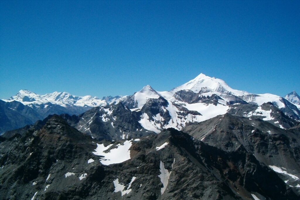 Paysage de différents sommets enneigés par endroits sur la haute route de Chamonix-Zermatt