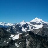 Paysage de différents sommets enneigés par endroits sur la haute route de Chamonix-Zermatt