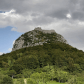paysage montagnard avec en hauteur un château cathare