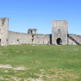 Paysage d'un château cathare et une prairie verte d'été