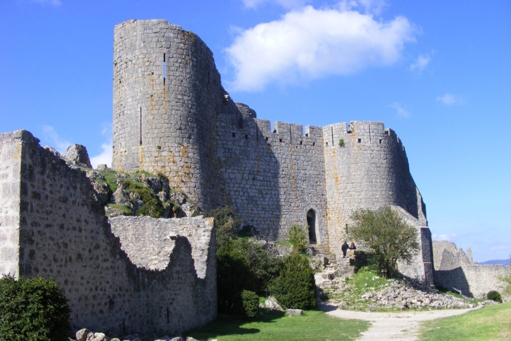 image d'un château cathare à visiter lors de la randonnée sur les chemins cathares