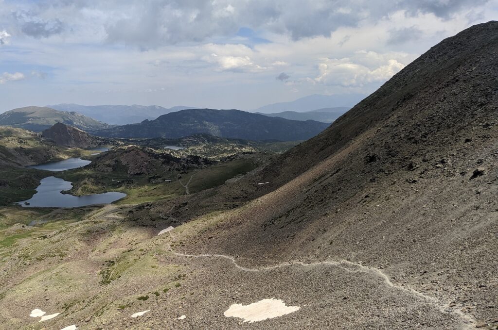 paysage de montagne avec un sentier à flanc de montagne entre comapedrosa et le pic du carlit